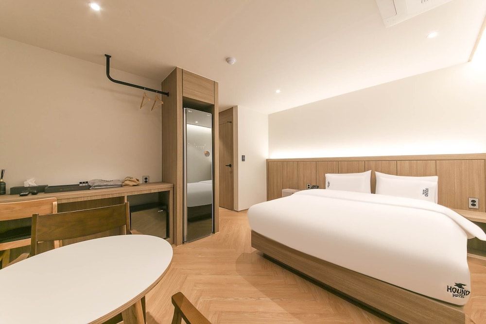 Hound Hotel Jeonju Deokjin C. Deluxe King - Free Breakfast for Two - No Breakfast on Monday Morning 3