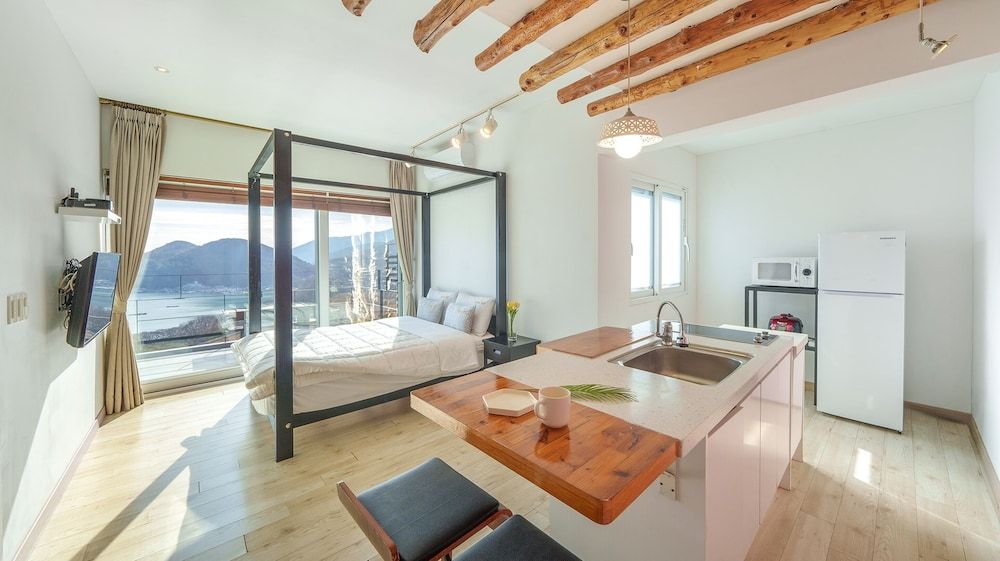 Namhae Aria Spa Pension Basic Room, 1 Bedroom (Timpani VINTAGE (Ocean View/Spa)) 3