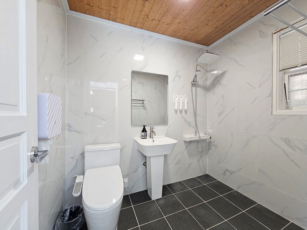 Galaxy x Hotel type Caravan Glamping&Pension Classic Twin Room 5