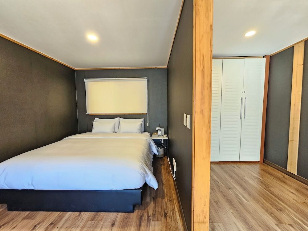 Galaxy x Hotel type Caravan Glamping&Pension Classic Twin Room 3