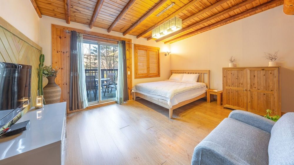 Hongcheon Fiction House Pension Basic Room, 2 Bedrooms (Yellow Bear (Triple Room)) 6