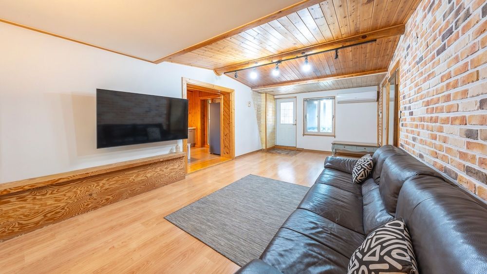 Hongcheon Fiction House Pension Basic Room, 2 Bedrooms (Yellow Bear (Triple Room))