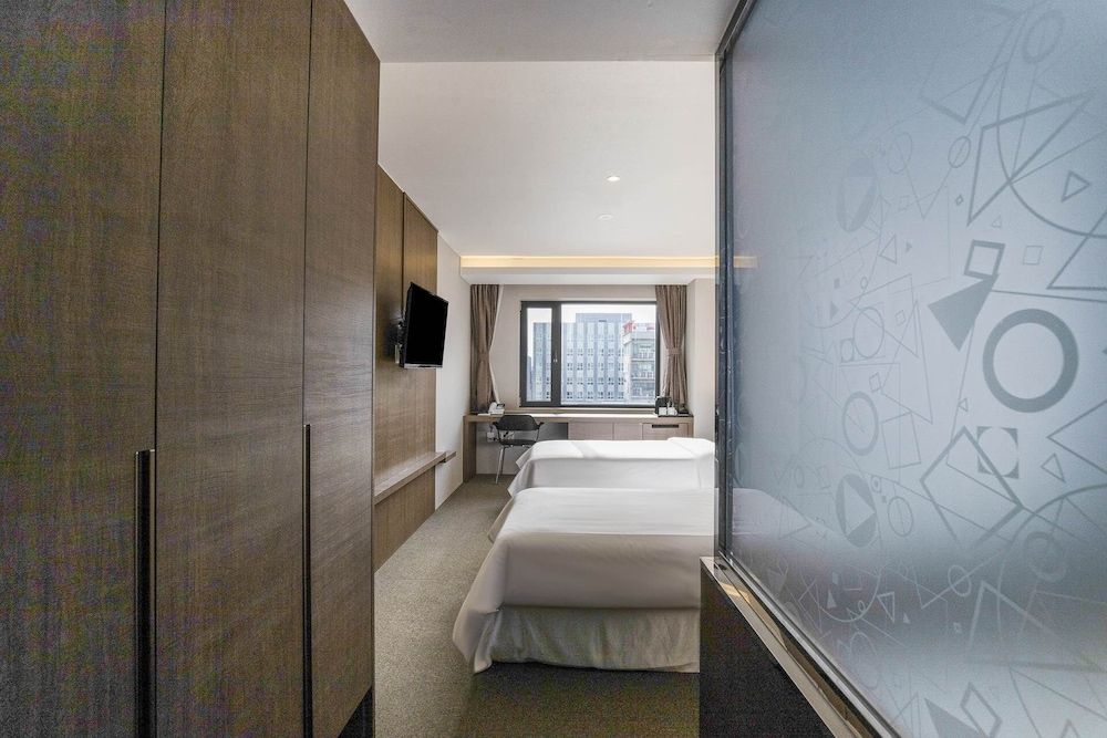 HOTEL ELORA Deluxe Twin Room, City View 8