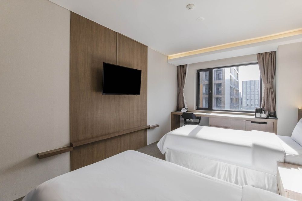 HOTEL ELORA Deluxe Twin Room, City View 2