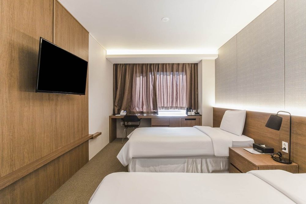 HOTEL ELORA Deluxe Twin Room, City View 3