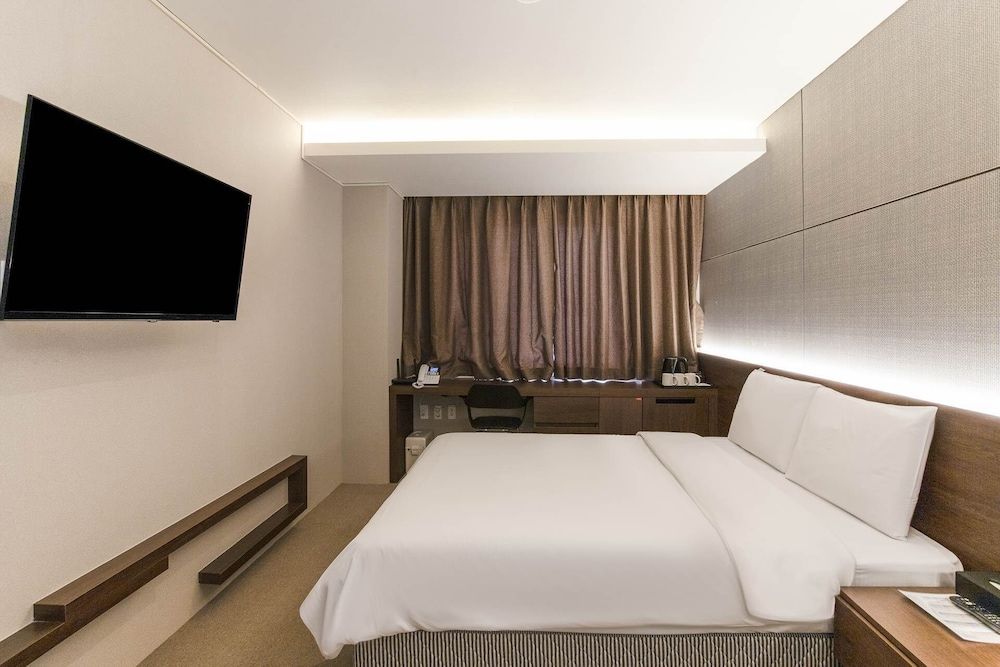 HOTEL ELORA Deluxe Triple Room, City View 2