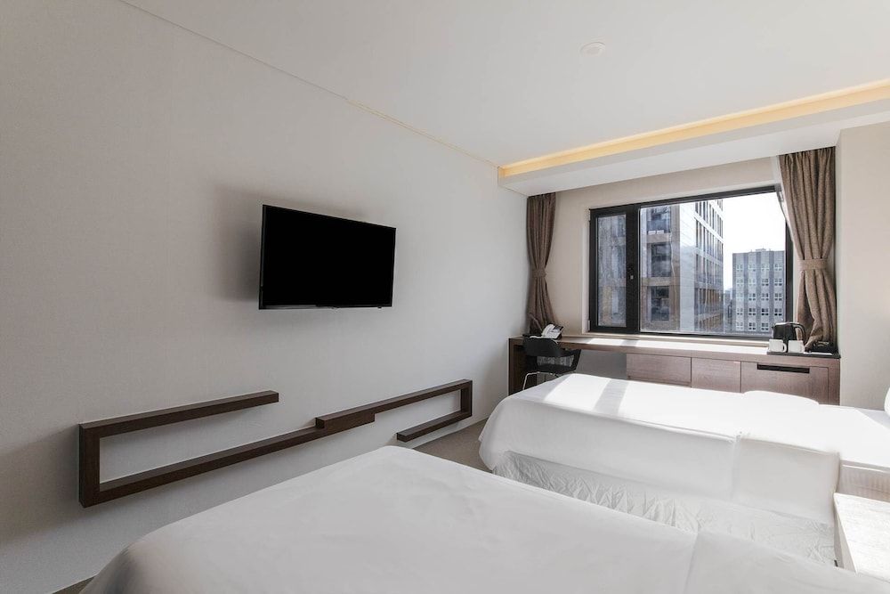 HOTEL ELORA Deluxe Twin Room, City View 5