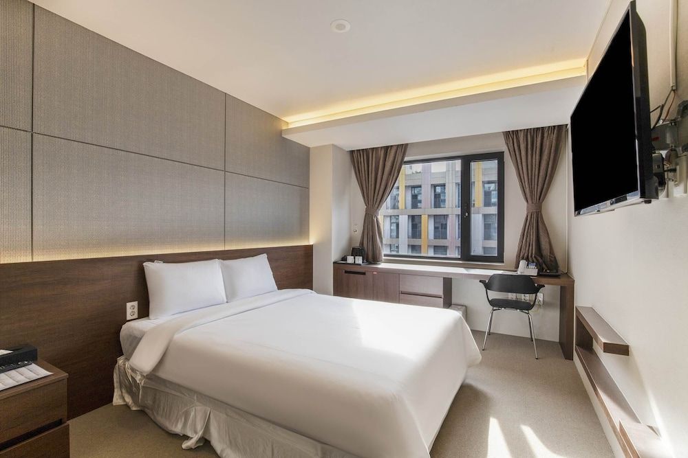 HOTEL ELORA Deluxe Double Room, City View 8