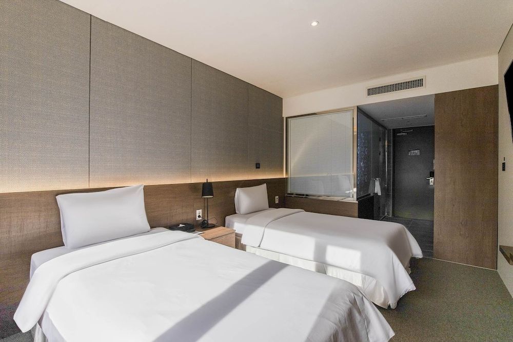 HOTEL ELORA Deluxe Twin Room, City View 7