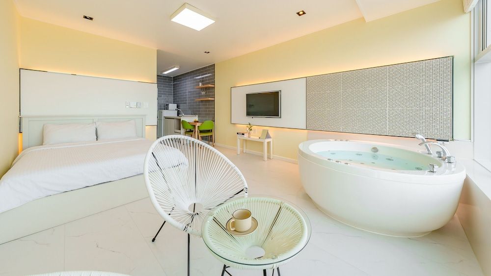 Gangreung Ninarang Spa Pension Basic Room, 1 Bedroom (Room402 (Spa)) 2