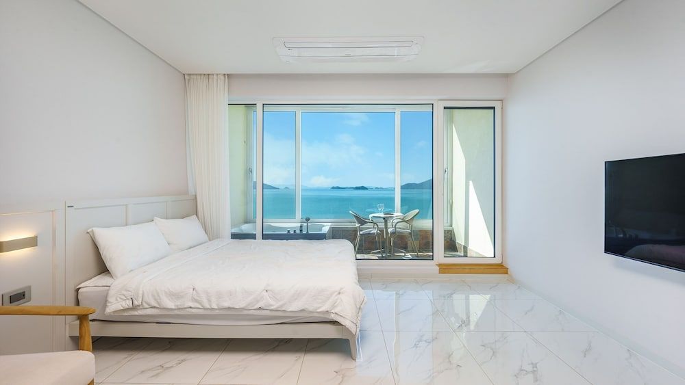 Yeosu Stay Raonpine Spa Pension Basic Room, 1 Bedroom (Ocean View Room 201 (Spa)) 2