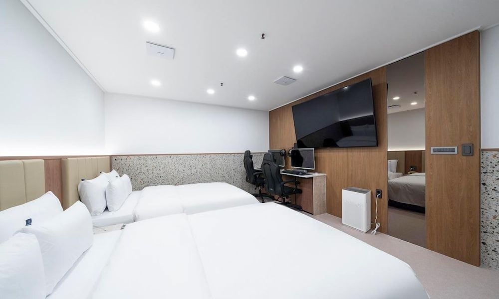 ROSY HOTEL Family Room 2