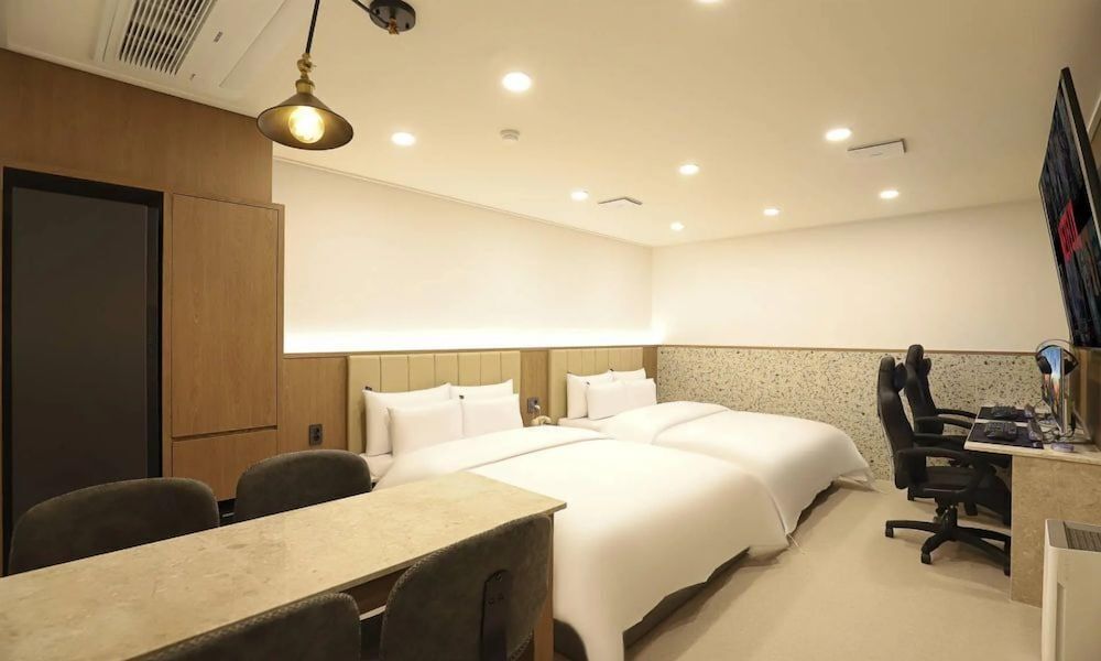 ROSY HOTEL Family Room 9