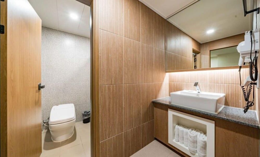 ROSY HOTEL Family Room 10