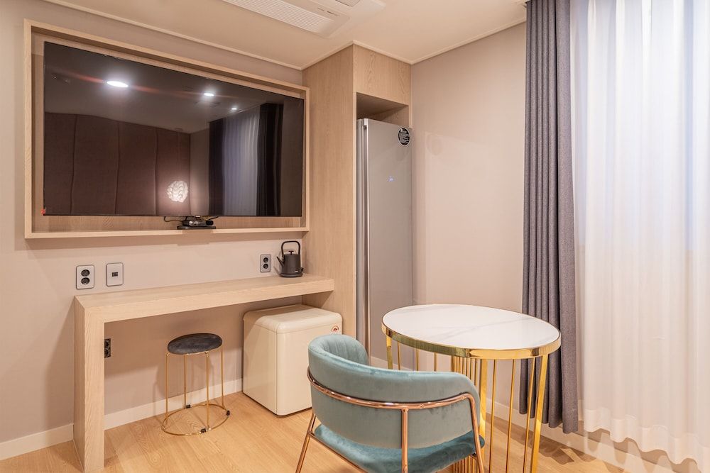 BrownDot Hotel Gimhae City Hall Deluxe Double Room, City View 5