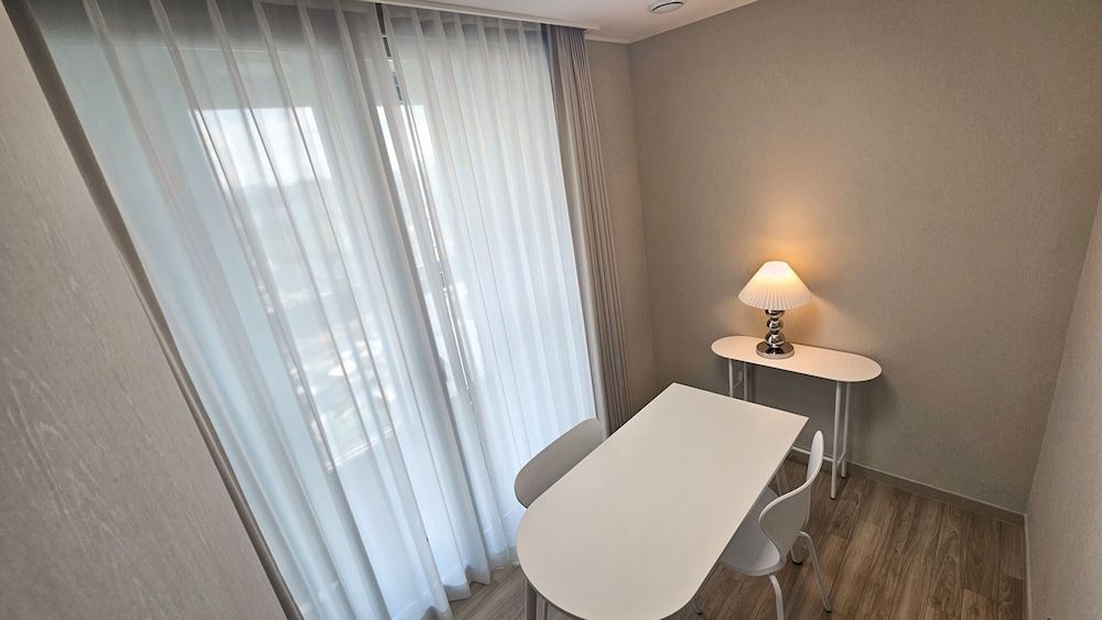 The November Stay Guri Deluxe B No-Kitchen 5