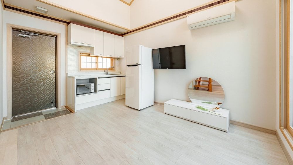 Geoje Peugeot Gomsol Petfriendly Pension Basic Room, 1 Bedroom (Gomsal 203 (Terrace, No Pets Allowed)) 5