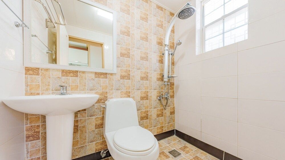 Geoje Peugeot Gomsol Petfriendly Pension Basic Room, 2 Bedrooms (Gomsal 204 (Terrace, No Pets Allowed)) 9