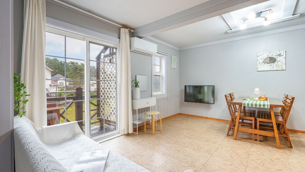 Gangneung Staydasiolgae Poolvillapension Basic Room, 1 Bedroom (204 (Forest view)) 4