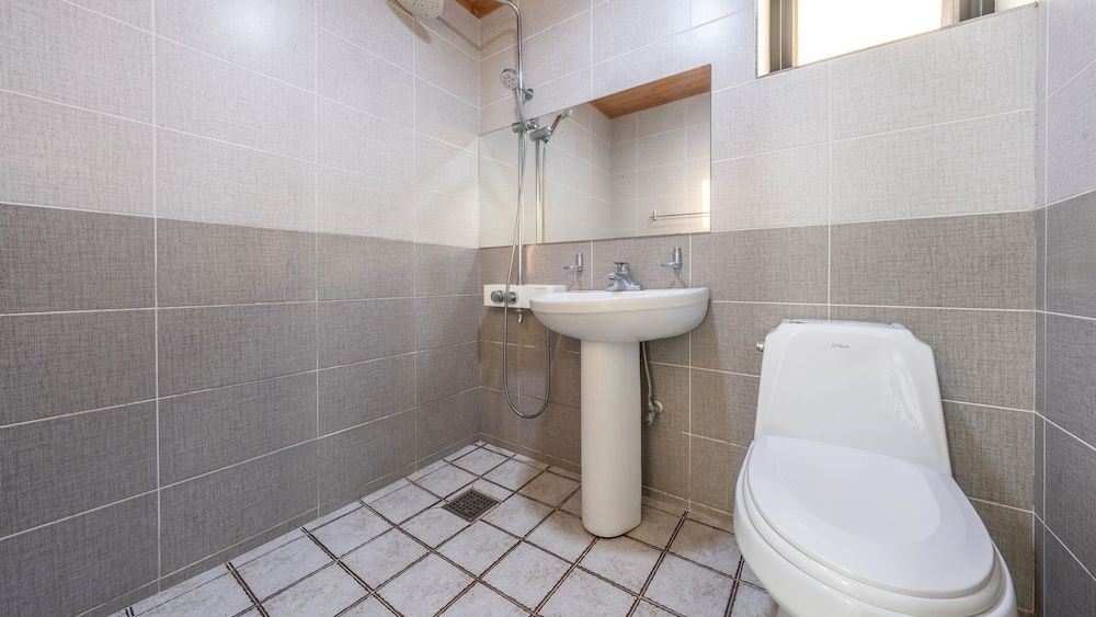 Geoje Ahat Spa Pension Basic Room, 1 Bedroom (Room 302) 5