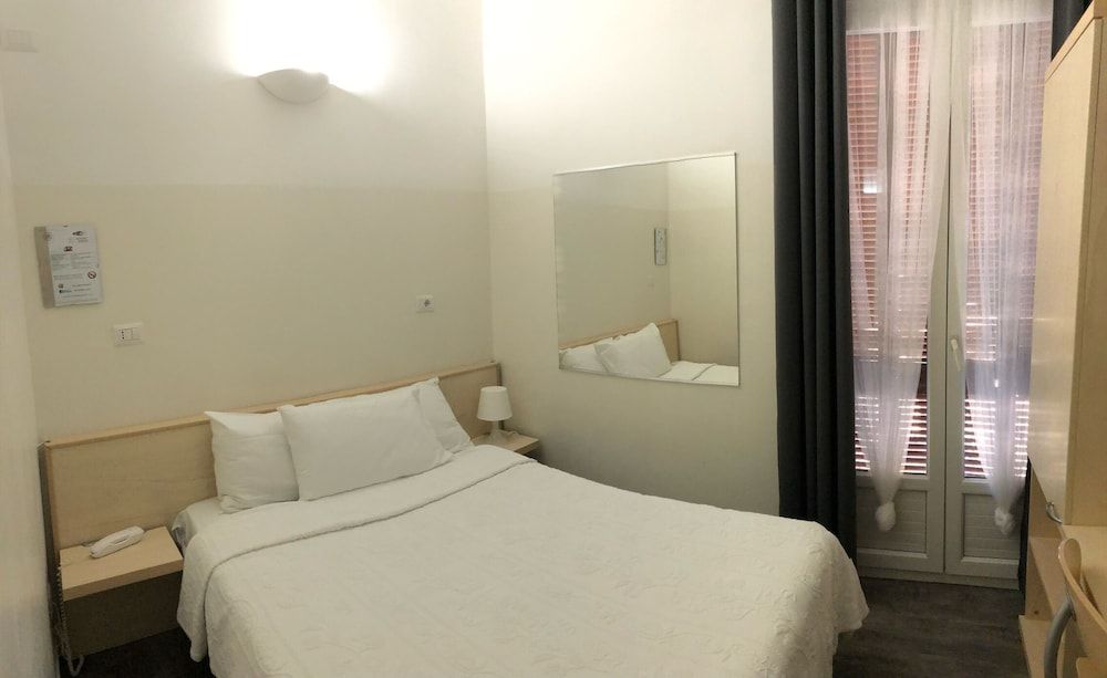 Azur Hotel Economy Single Room, Balcony, City View 4