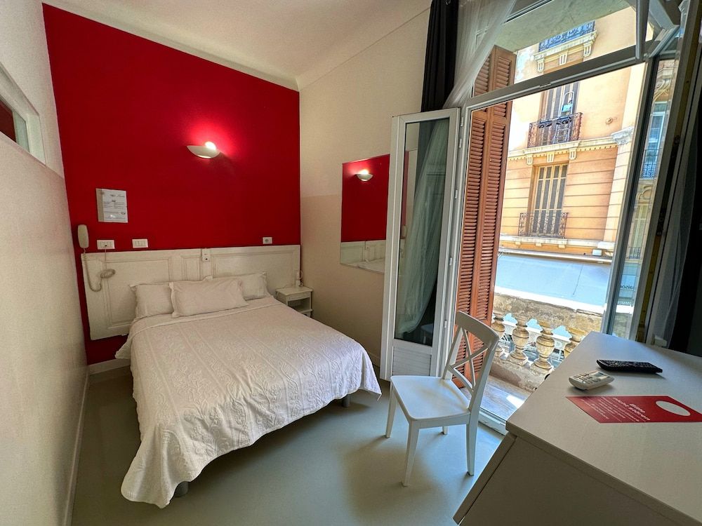 Azur Hotel Economy Single Room, Balcony, City View 2