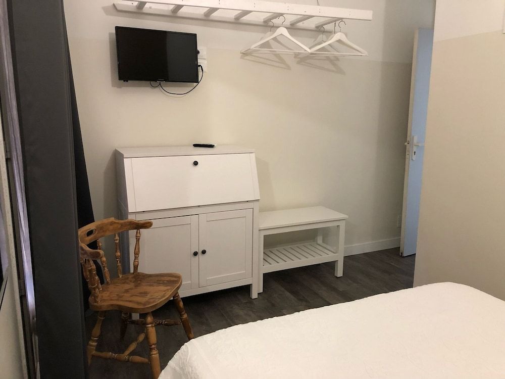 Azur Hotel Economy Single Room, Balcony, City View 5