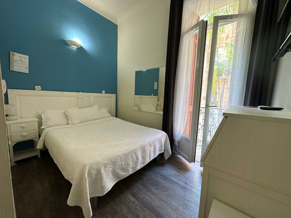 Azur Hotel Economy Single Room, Balcony, City View 3