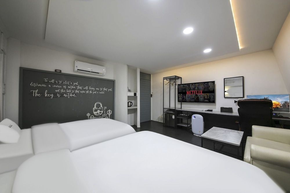 Renaissance Hotel Deluxe Twin Room