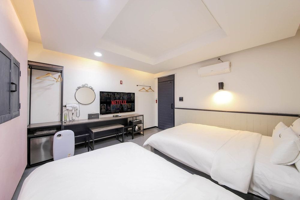 Renaissance Hotel Basic Twin Room 3