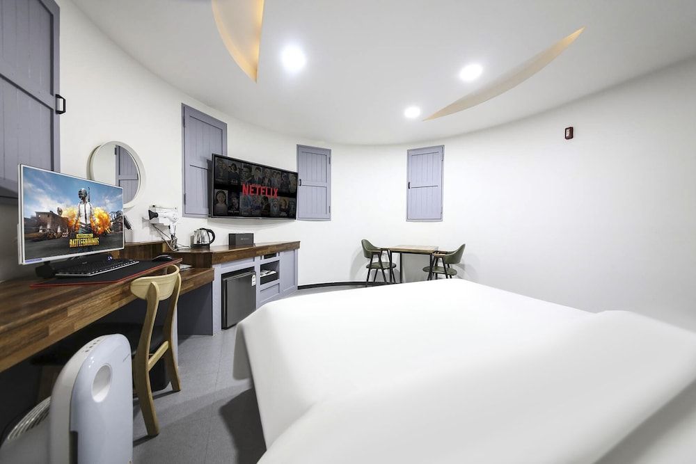 Renaissance Hotel Deluxe Double Room 2