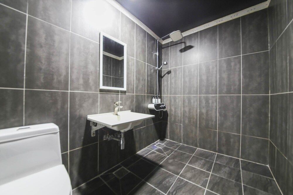 Renaissance Hotel Basic Twin Room 4