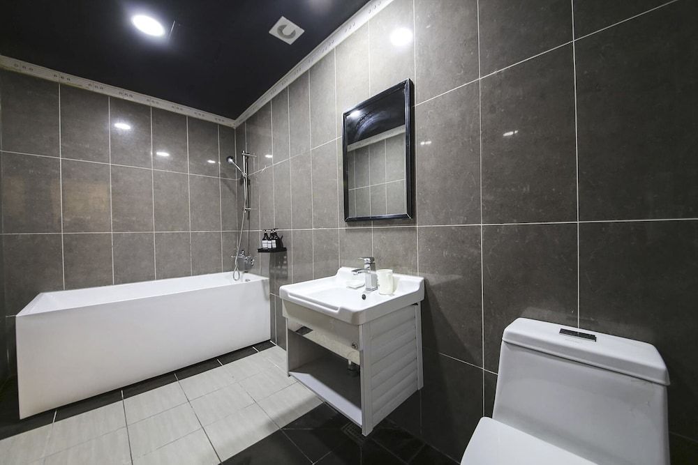 Renaissance Hotel Deluxe Twin Room 3