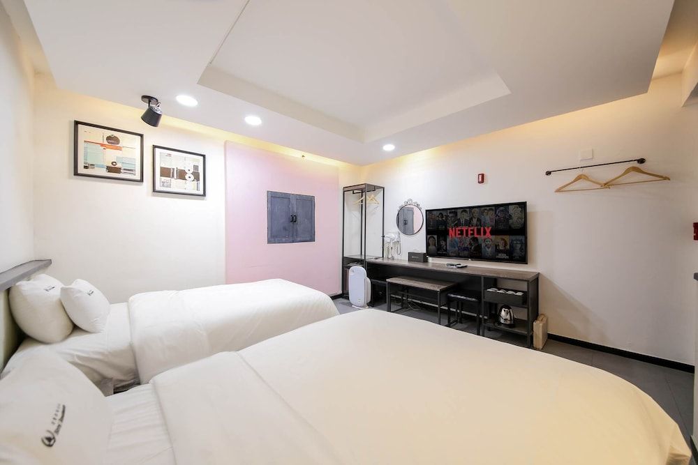 Renaissance Hotel Basic Twin Room 2