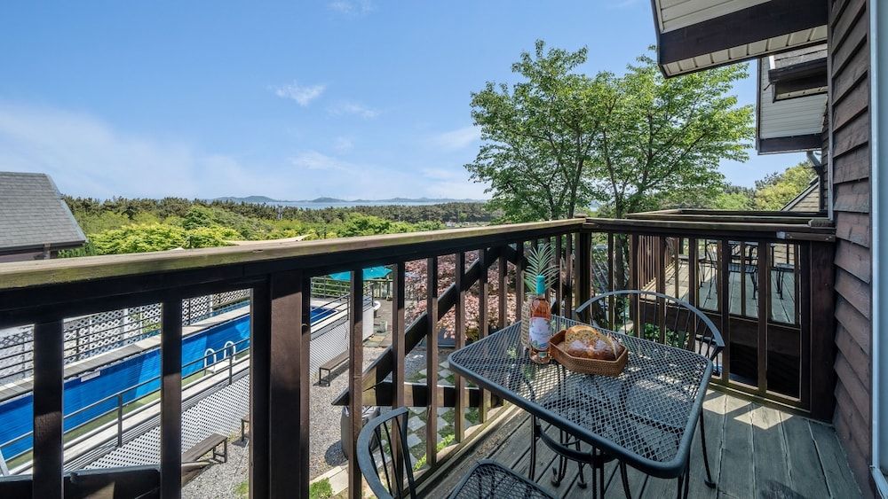 Yeongheungdo Porto Pension Basic Room, 1 Bedroom (saffron) 4