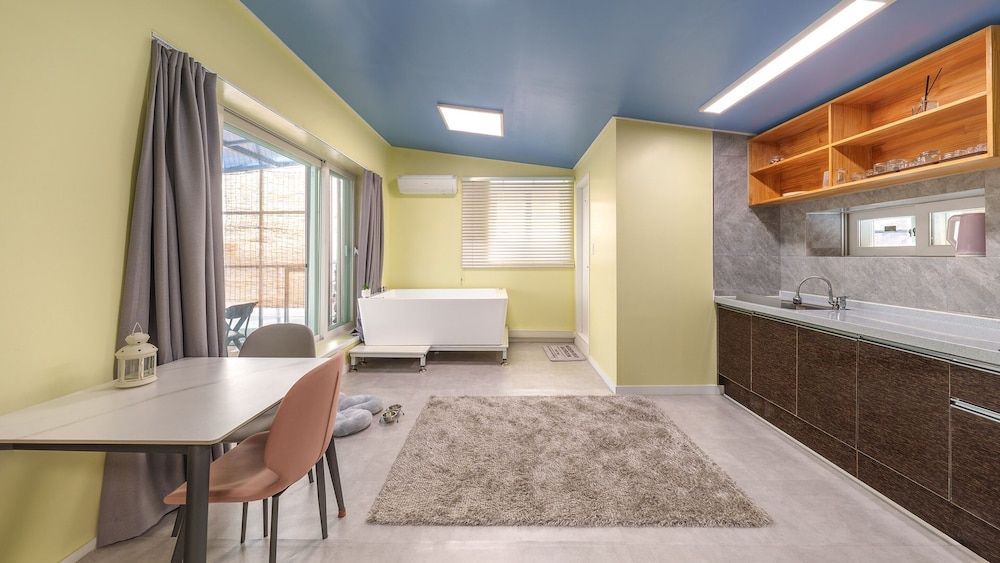 Yeongheungdo Sunset Spa Pension Basic Room, 1 Bedroom (room 201(Ocean view / Spa / Pet)) 7