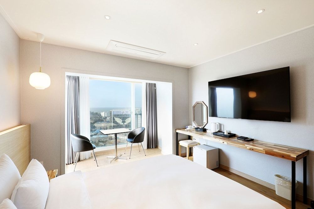 Incheon The Rest Hotel Deluxe Double Room, 1 Queen Bed 3