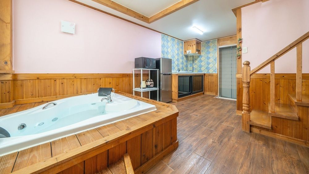 Yeongheungdo Blue Story Pension Basic Room, 1 Bedroom (Flower Room 201 (Spa/Ocean View)) 13