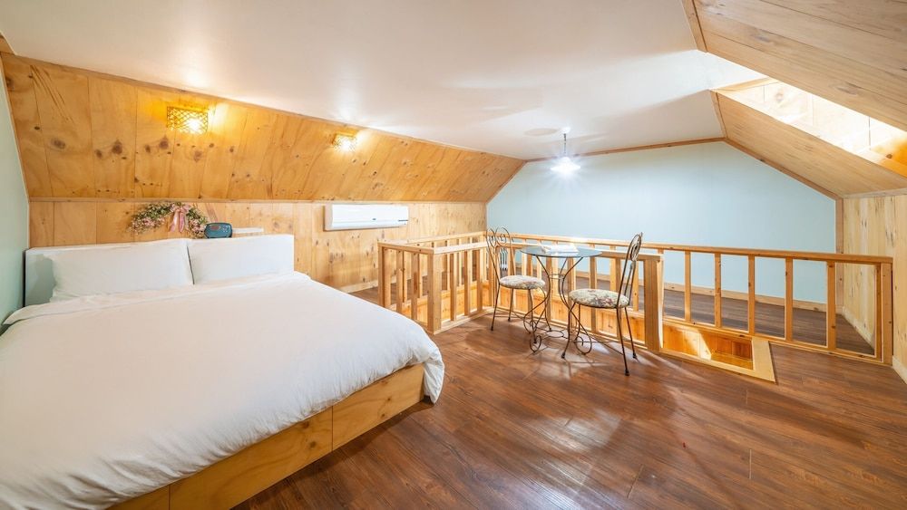 Yeongheungdo Blue Story Pension Basic Room, 1 Bedroom (Flower Room 201 (Spa/Ocean View)) 2