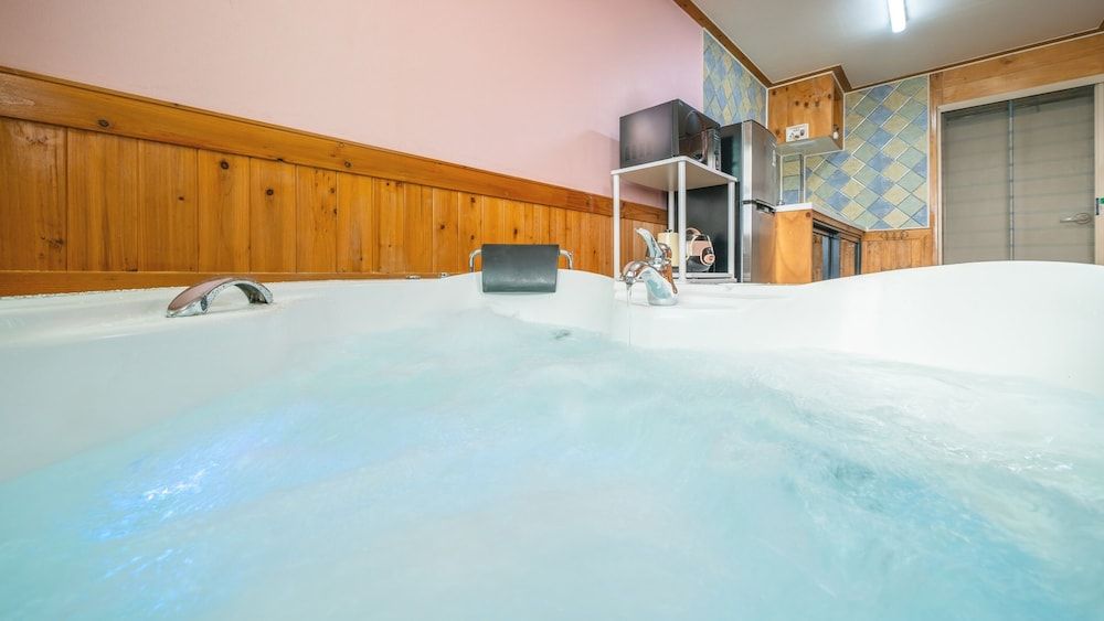 Yeongheungdo Blue Story Pension Basic Room, 1 Bedroom (Flower Room 201 (Spa/Ocean View)) 11