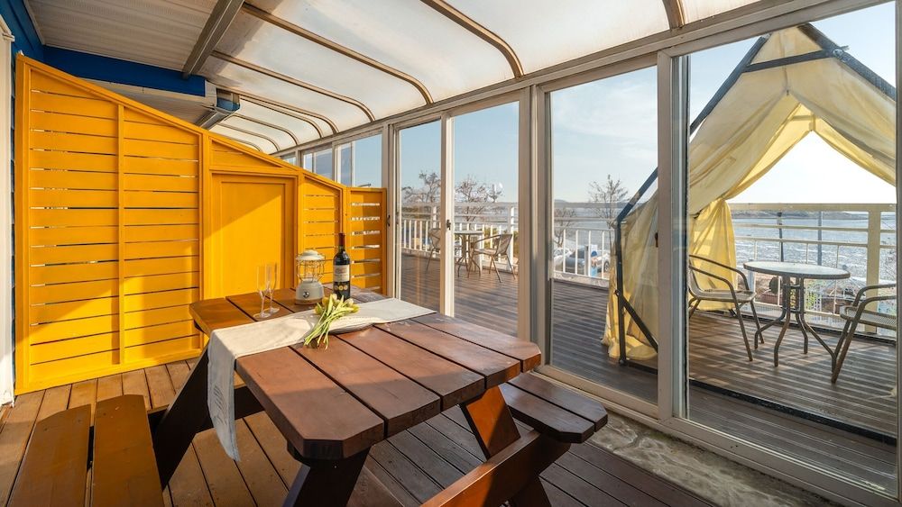 Yeongheungdo Blue Story Pension Basic Room, 1 Bedroom (Flower Room 201 (Spa/Ocean View)) 6