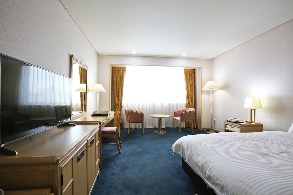 Legend Hotel Standard Double Room, City View 3