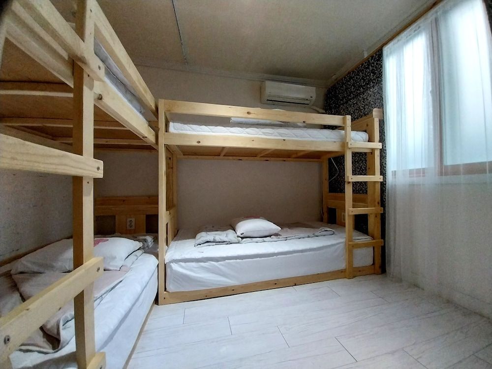 Youngil Dae Guest house Standard Quadruple Room, City View 3