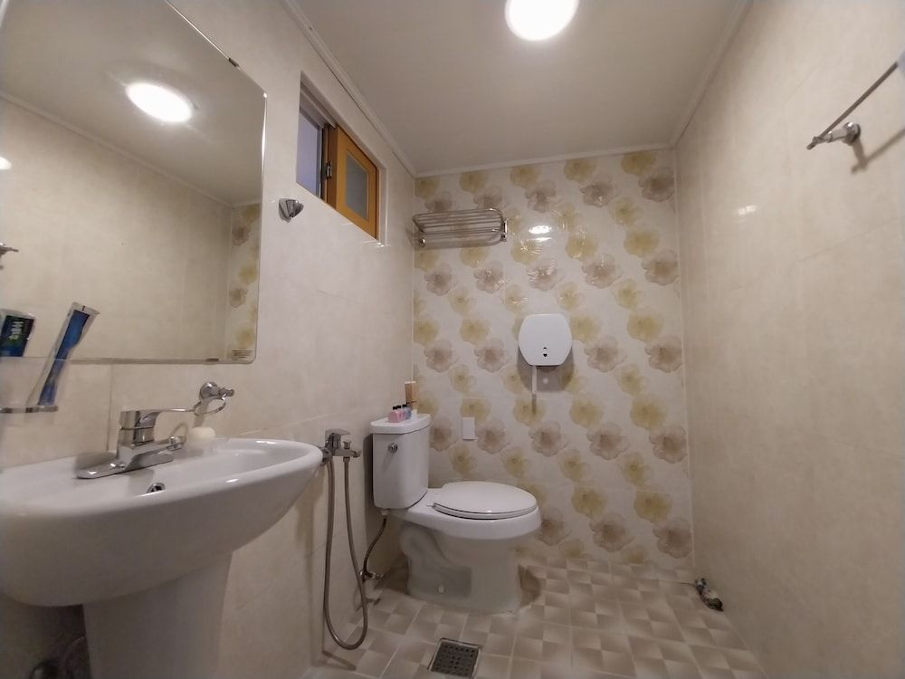 Youngil Dae Guest house Standard Quadruple Room, City View 9