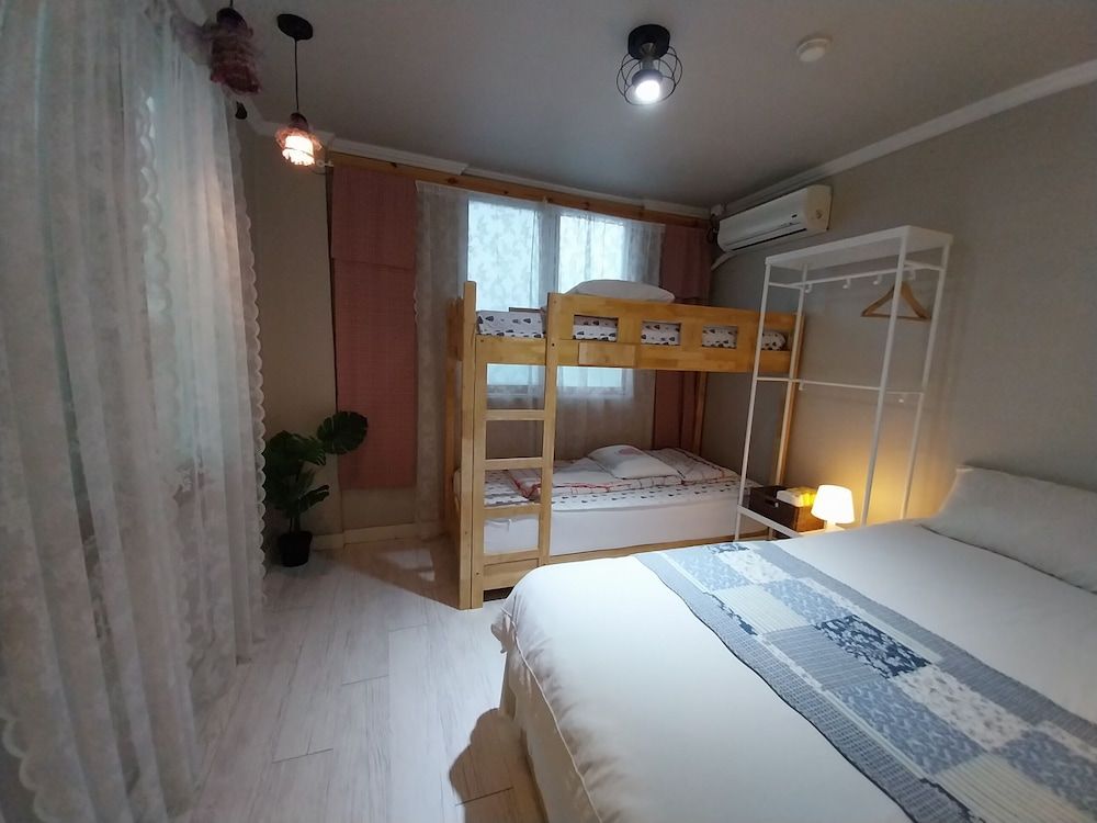 Youngil Dae Guest house Standard Quadruple Room, City View 7