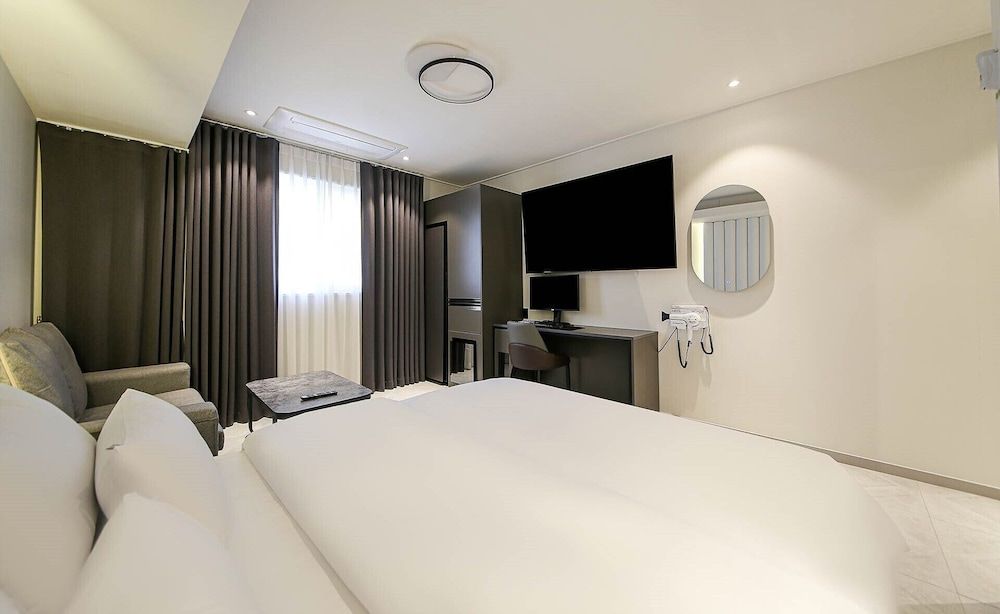 Chungju Browndot Cityhall Deluxe Room 5