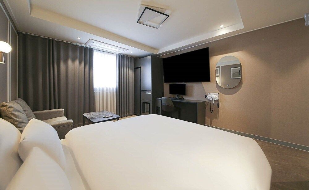 Chungju Browndot Cityhall Superior Double Room 3
