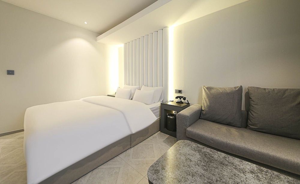 Chungju Browndot Cityhall Deluxe Room 2