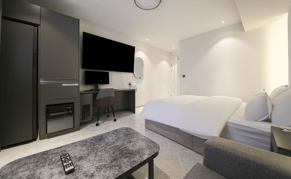 Chungju Browndot Cityhall Deluxe Room 4