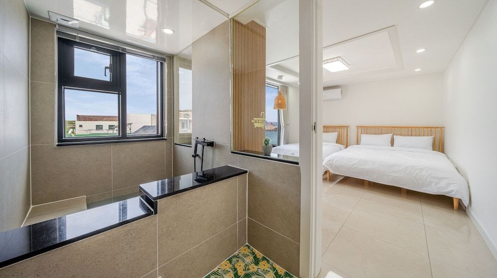 Donghae Il Mare Pension Basic Room, 1 Bedroom (Room 302(Half Ocean View/Private BBQ)) 2